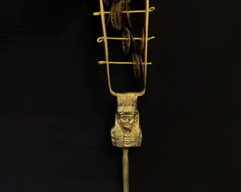 古代エジプトの幸運、守護、創造の象徴である銅製の神聖な楽器