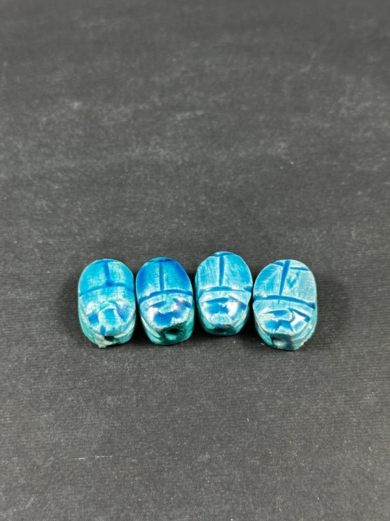 小さな珍しいエジプトのスカラベのお守りのセット。カブトムシのライト