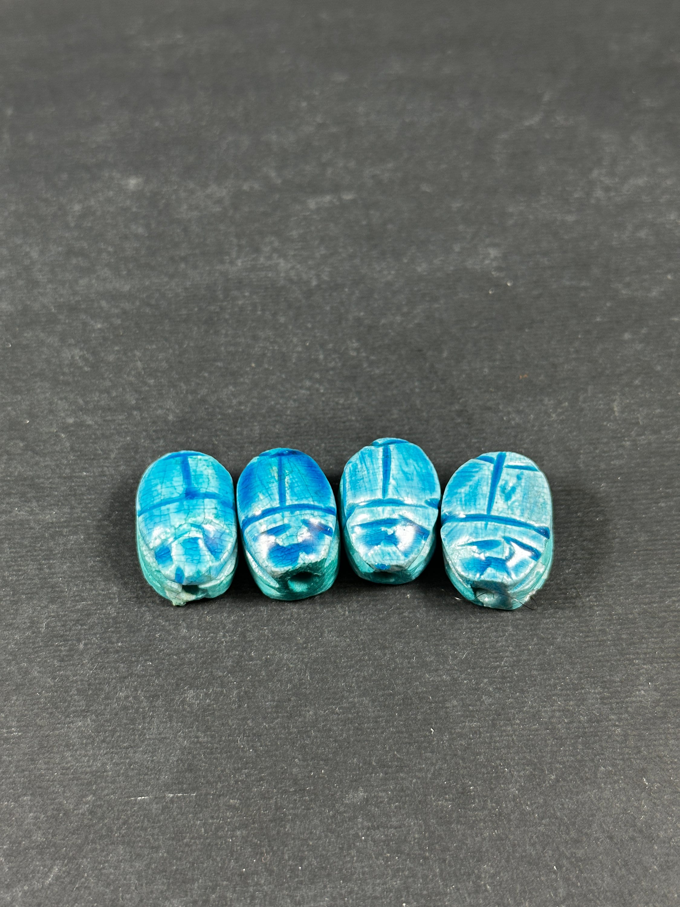 小さな珍しいエジプトのスカラベのお守りのセット。カブトムシのライト