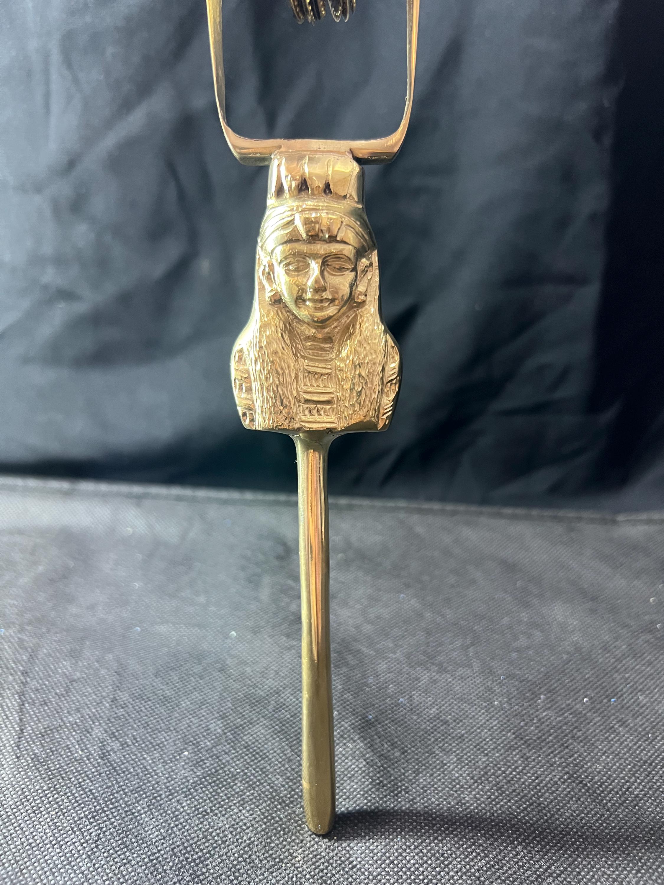 希少な銅製のハトホル女神シストラム。古代エジプトの神聖な楽器