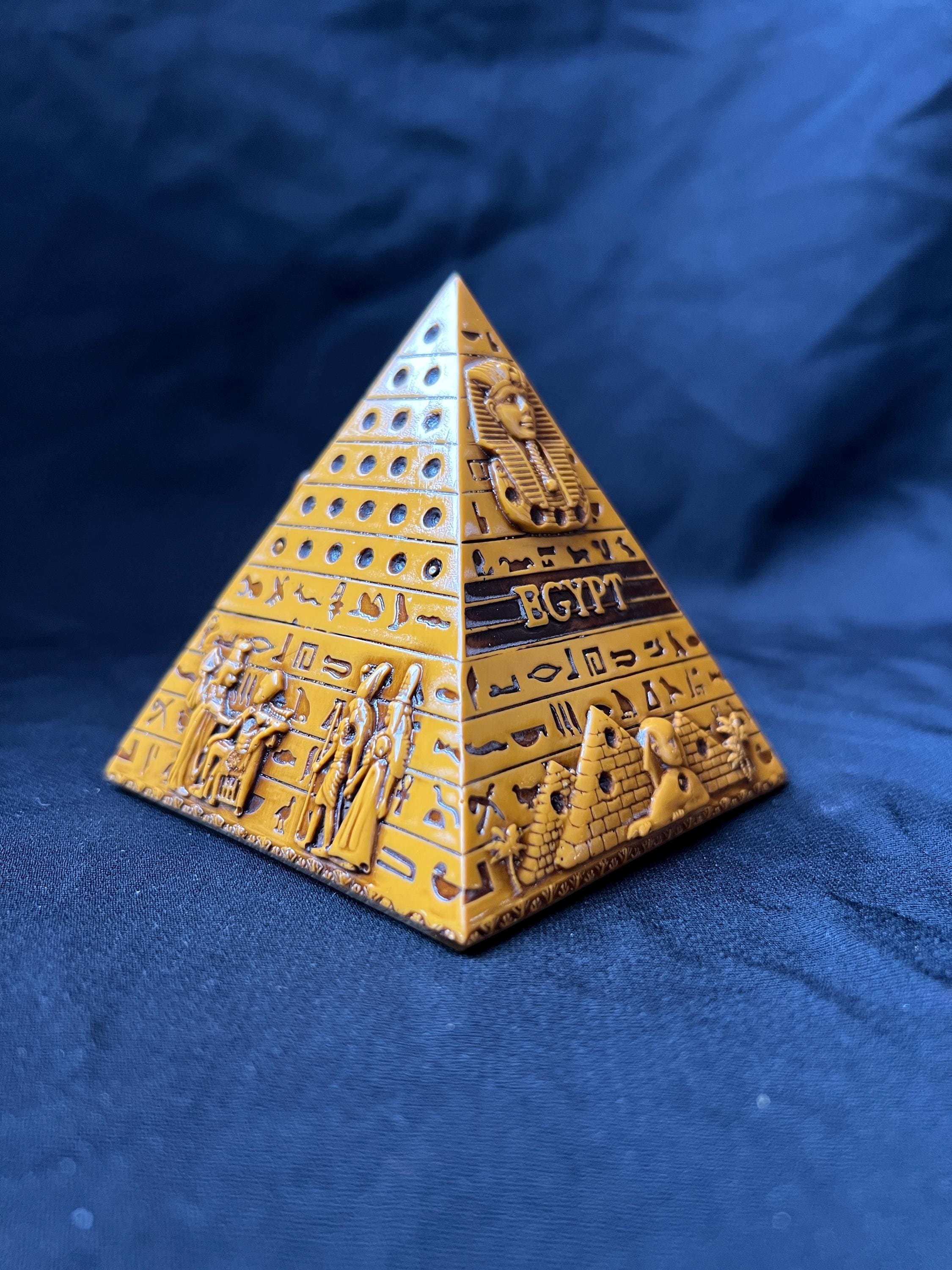 エジプトで作られた象形文字の彫刻が施されたエジプトの黄金の
