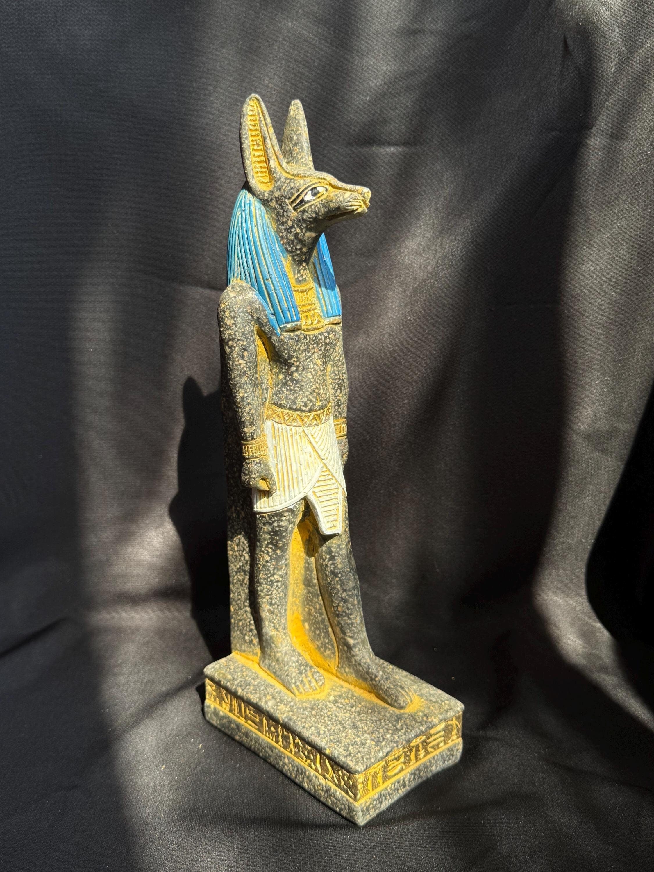 珍しいアヌビス像。ユニークなアヌビスの来世とミイラ化の女神。神