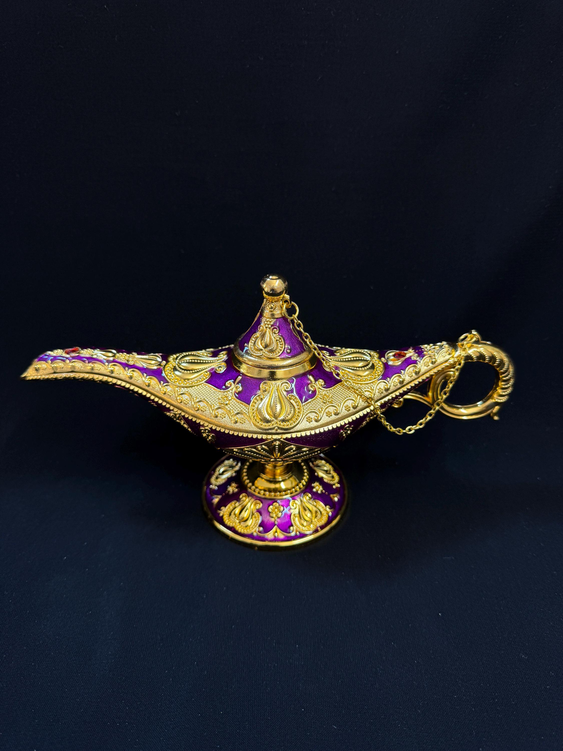 金色に紫色で装飾されたアラジン ランプ。エジプト製の結婚式用