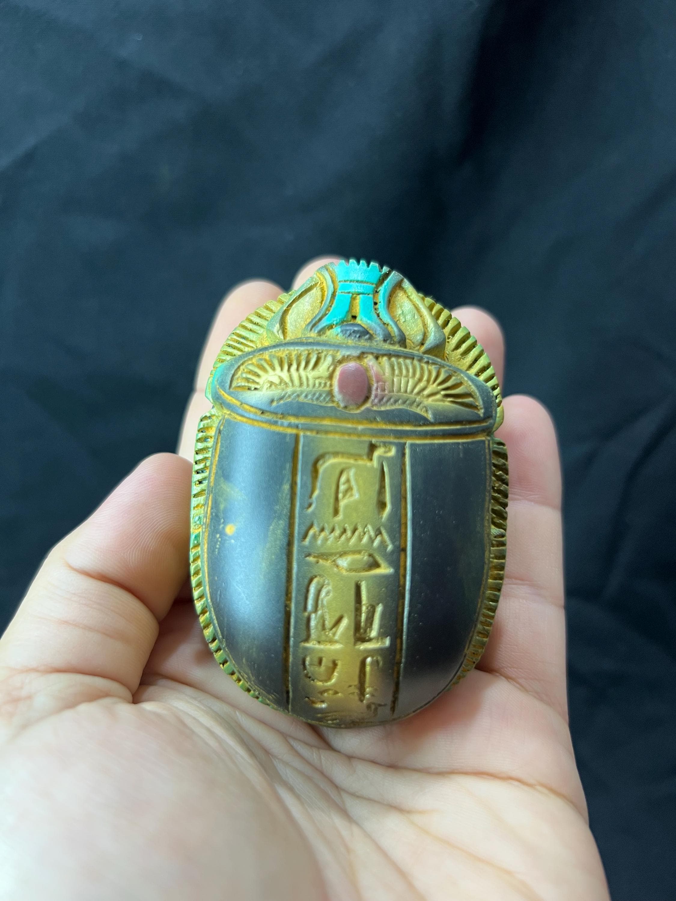 スカラベ 　置物　お守り　エジプト 古代エジプトのスカラベのお守り、黒と金のターコイズで象形文字が刻