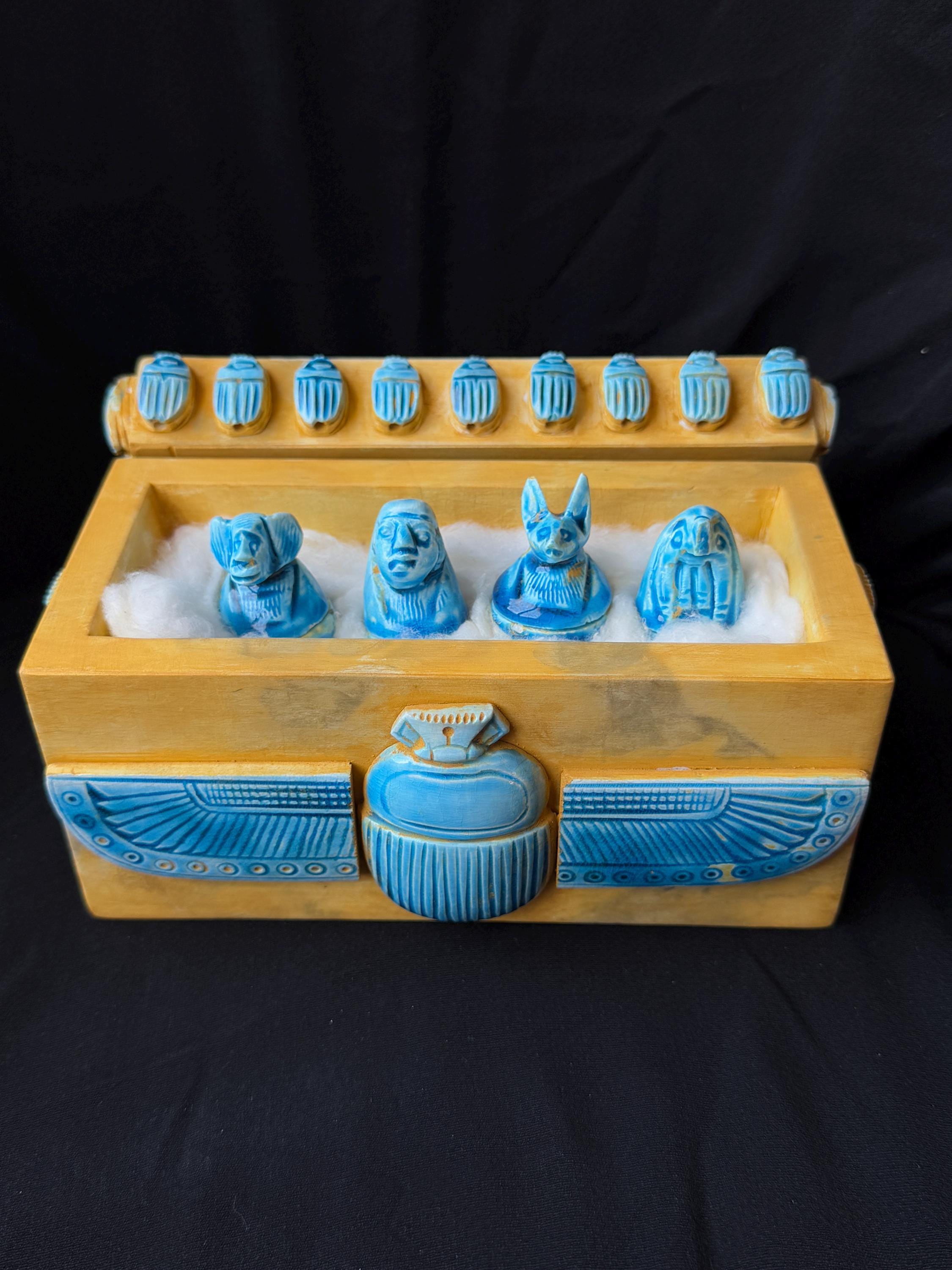 エジプトのスカラベの宝箱とカノプス壺 - 青と金の古代エジプトの記念