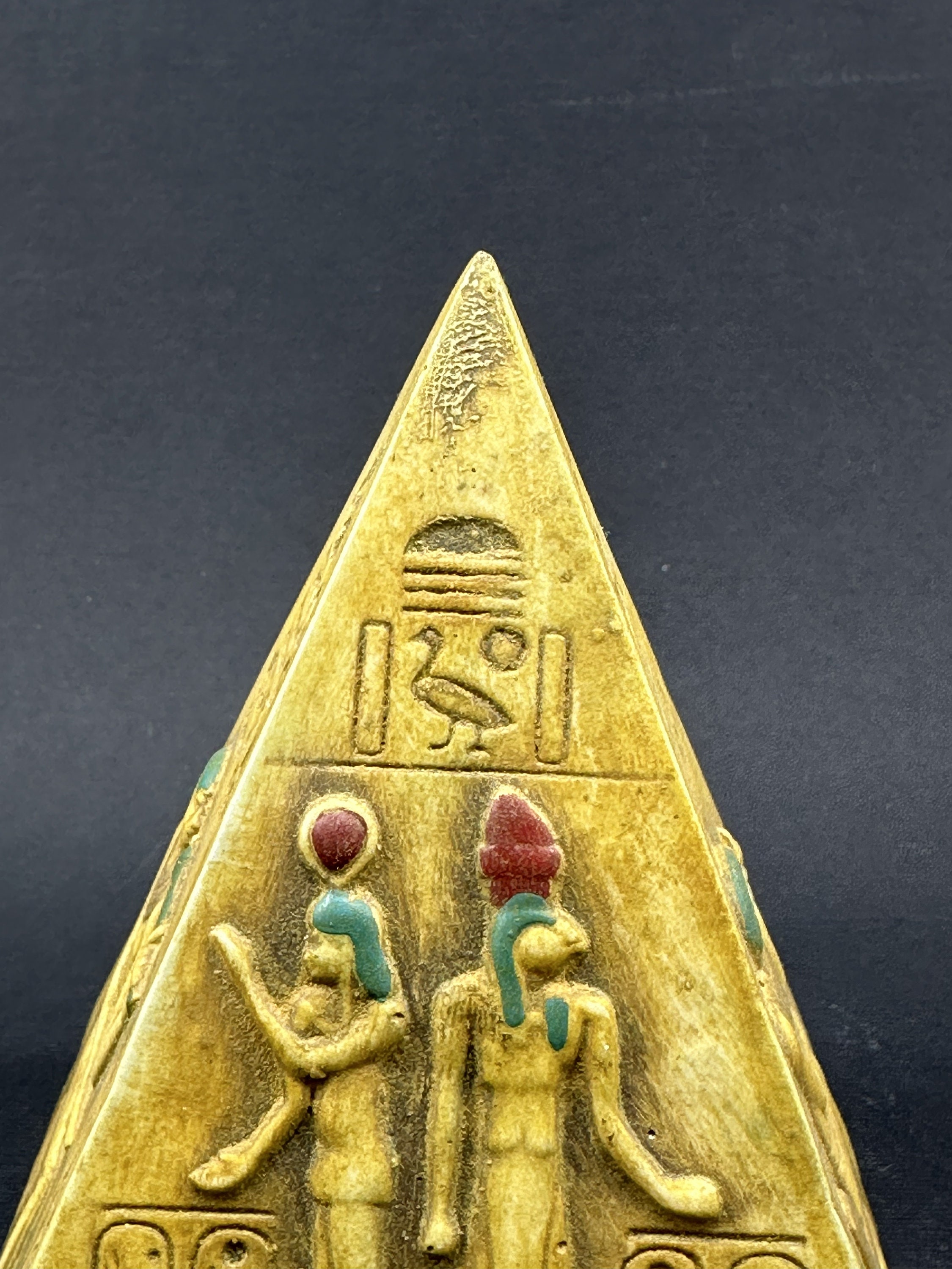 本物のエジプトピラミッド像。古代エジプトのユニークなシンボル。ギザ