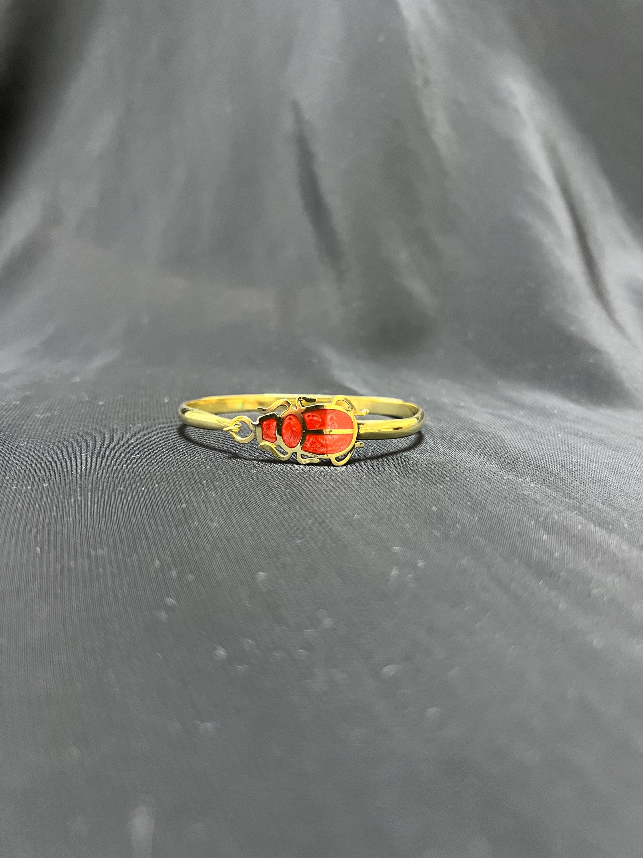 真鍮製のエジプトスカラベブレスレット。金色のバンドと古代の護符風