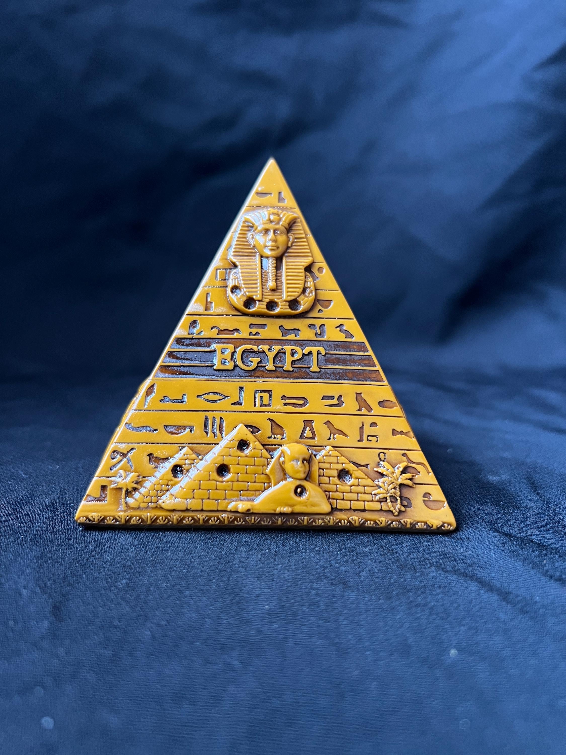 エジプト象形文字彫刻 ピラミッド型 エジプトで作られた象形文字の彫刻が施されたエジプトの黄金の