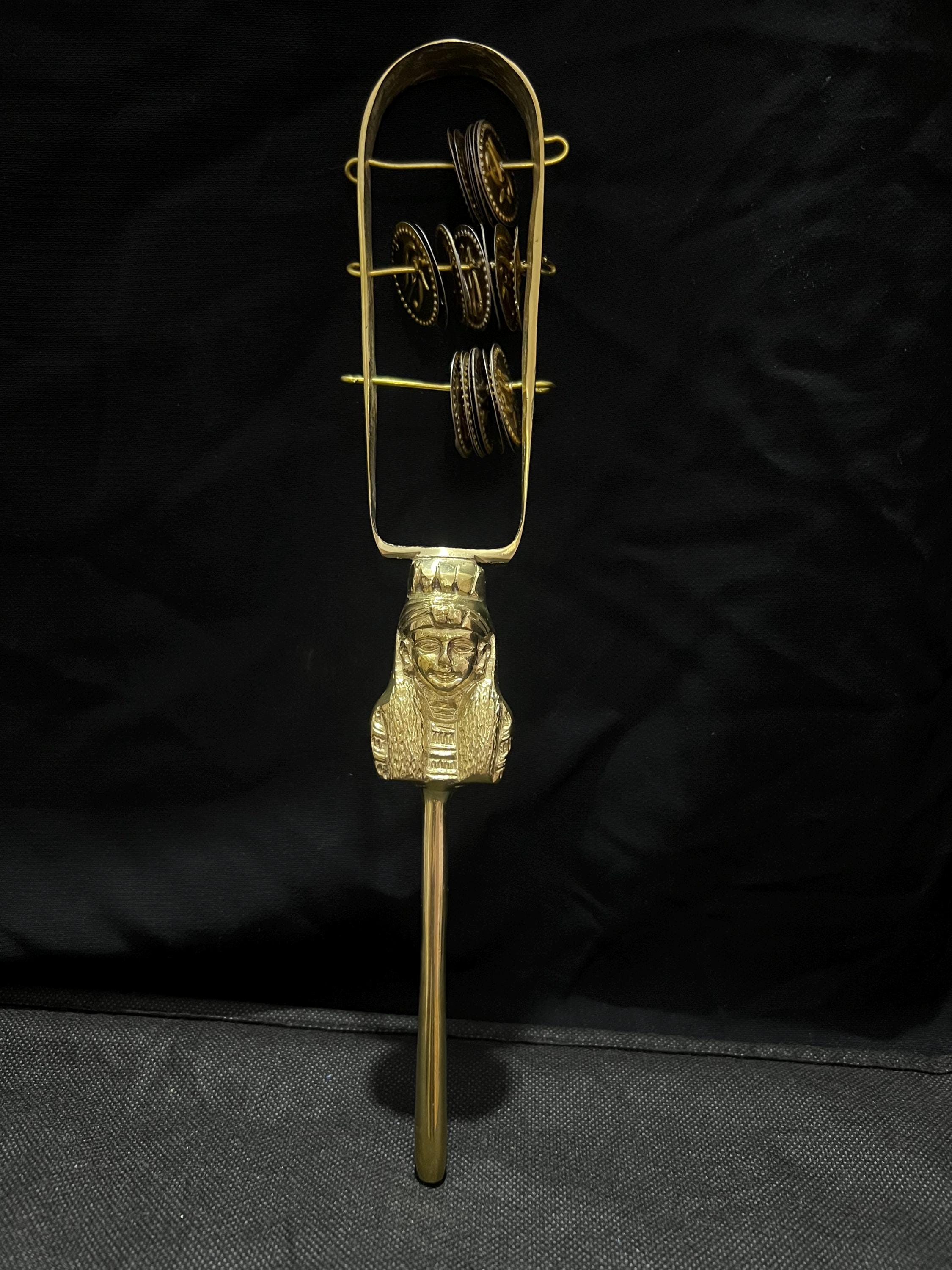 希少な銅製のハトホル女神シストラム。古代エジプトの神聖な楽器