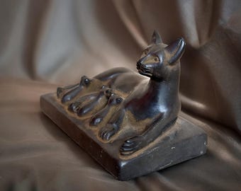 エジプトの女神バステトの猫の像、前面にスカラベ、ホルスの目、花崗岩