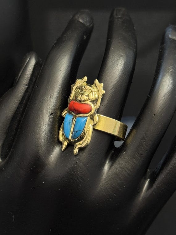 Anillo único KhepriI con incrustaciones de nácar y escarabajo
