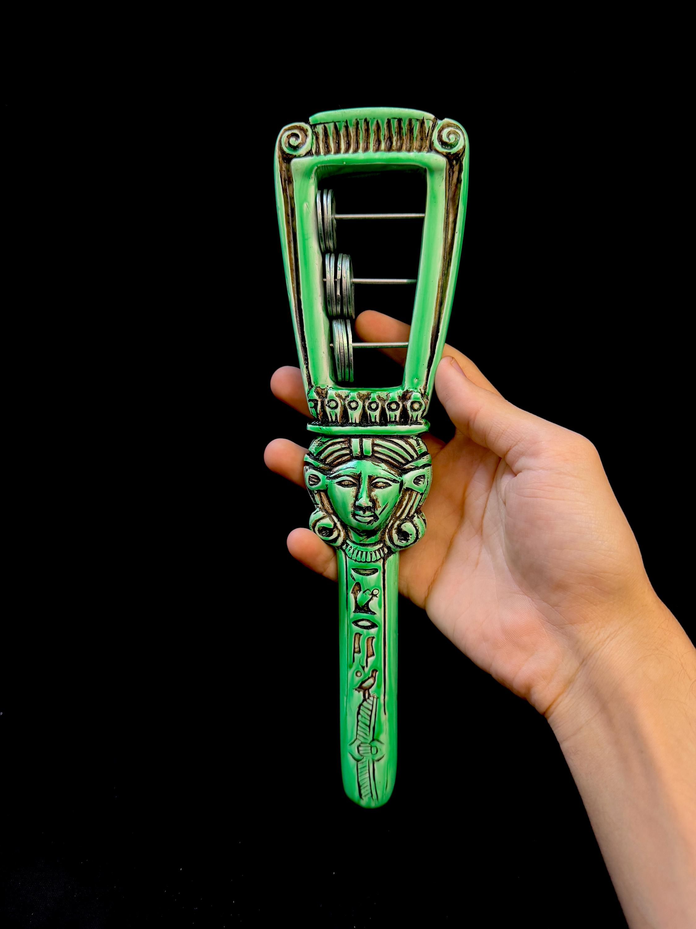 女神ハトホルの神聖なシストラム。古代エジプトの魔法の楽器。活性化の