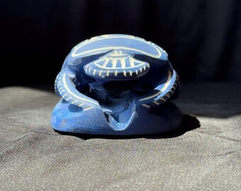 エジプトの青いスカラベとヒエログリフ – 再生、保護、そして力の象徴