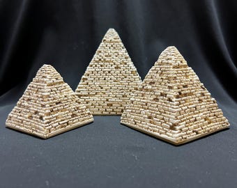 真鍮製エジプトピラミッド3個セット。手作りの古代エジプト装飾