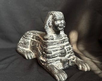 希少なエジプトのスフィンクスのレプリカ像。スフィンクス。ギザの重厚