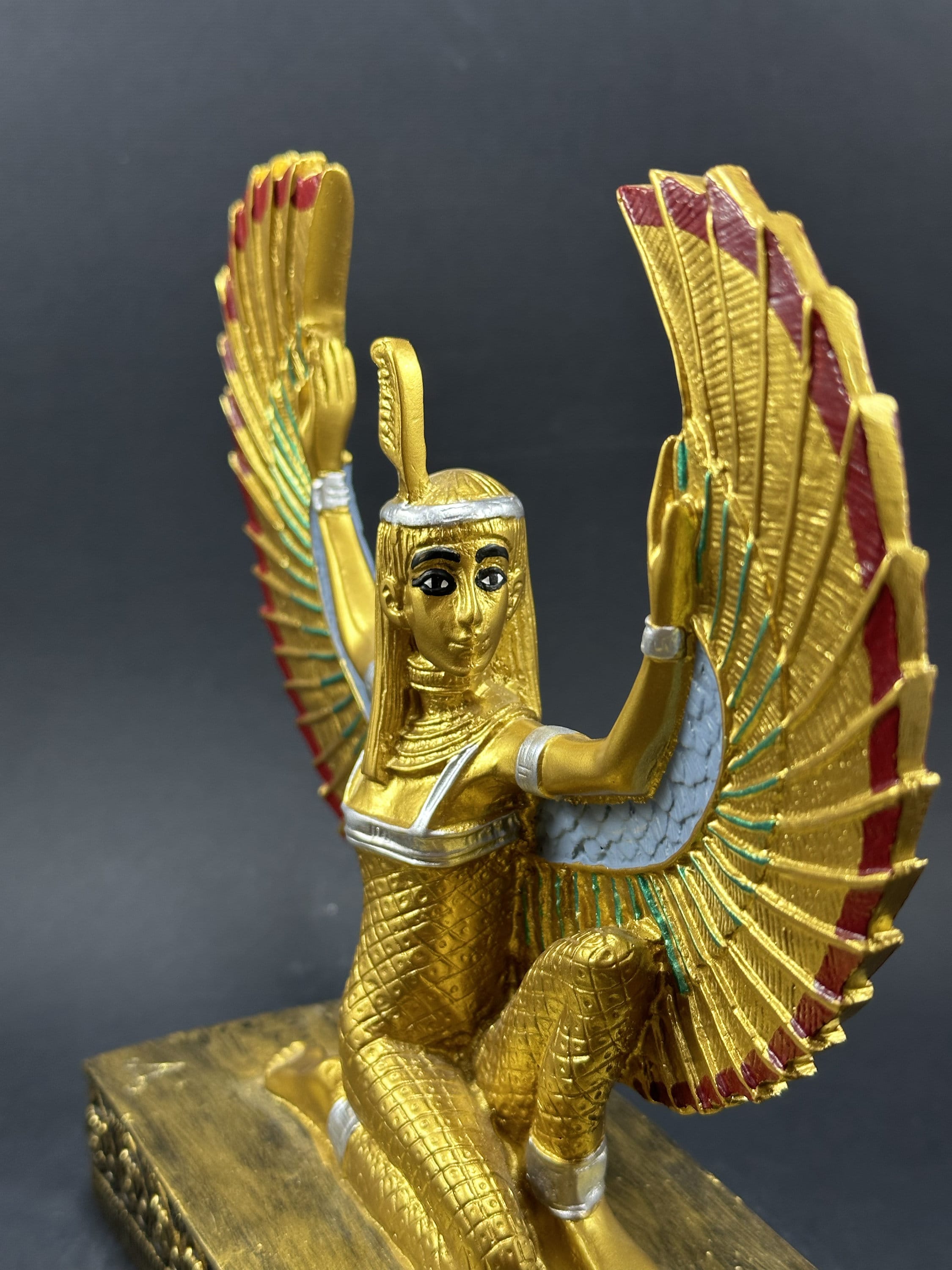 エジプトの女神マアトの翼を開いた像（金色） - エジプト製 - エジプト