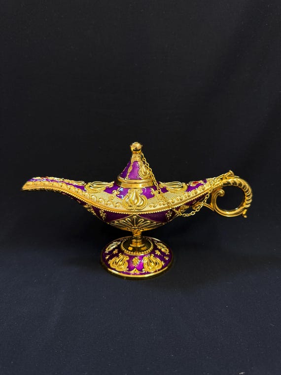 金色に紫色で装飾されたアラジン ランプ。エジプト製の結婚式用