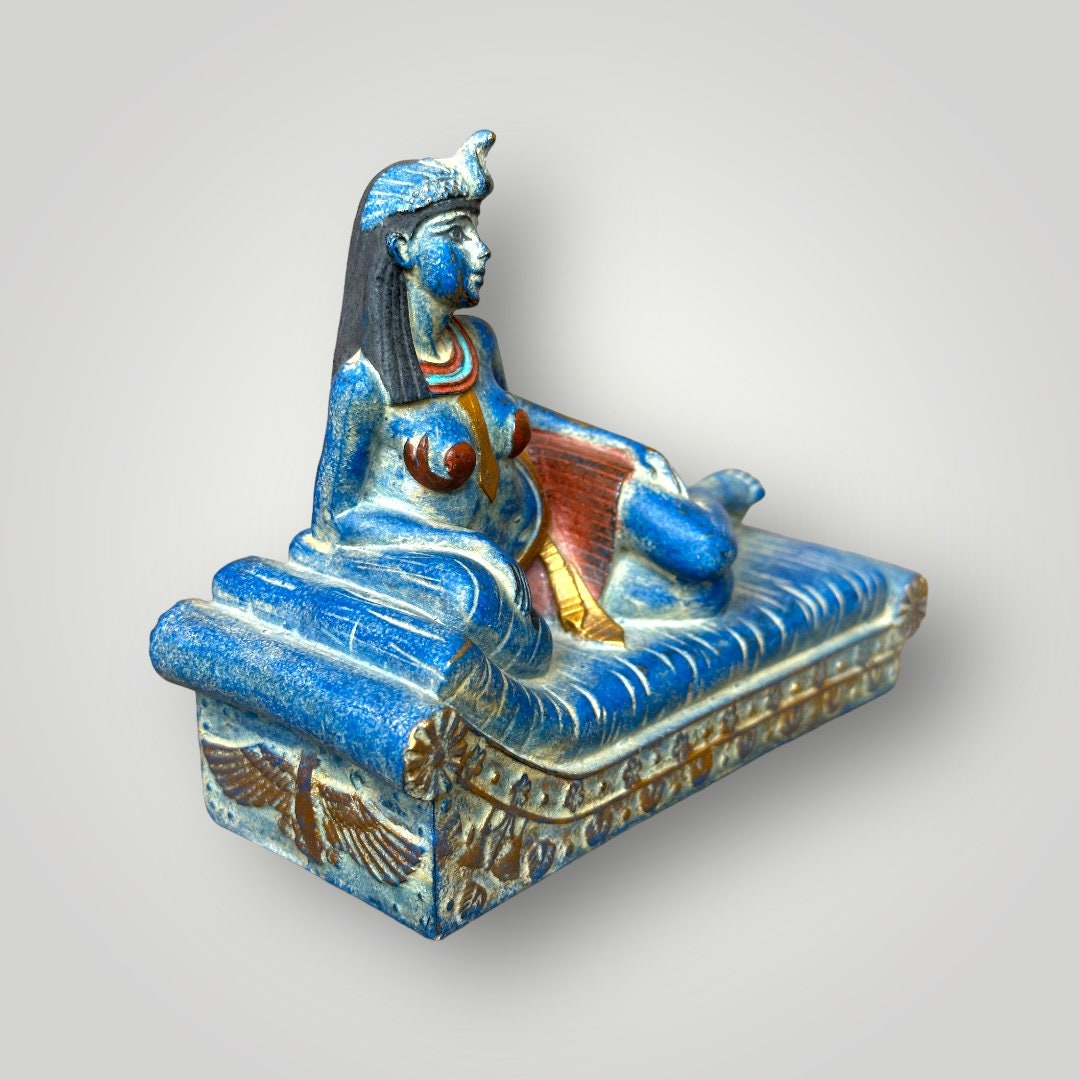 エジプトで作られた石灰石で作られた、玉座に座るクレオパトラ女王の