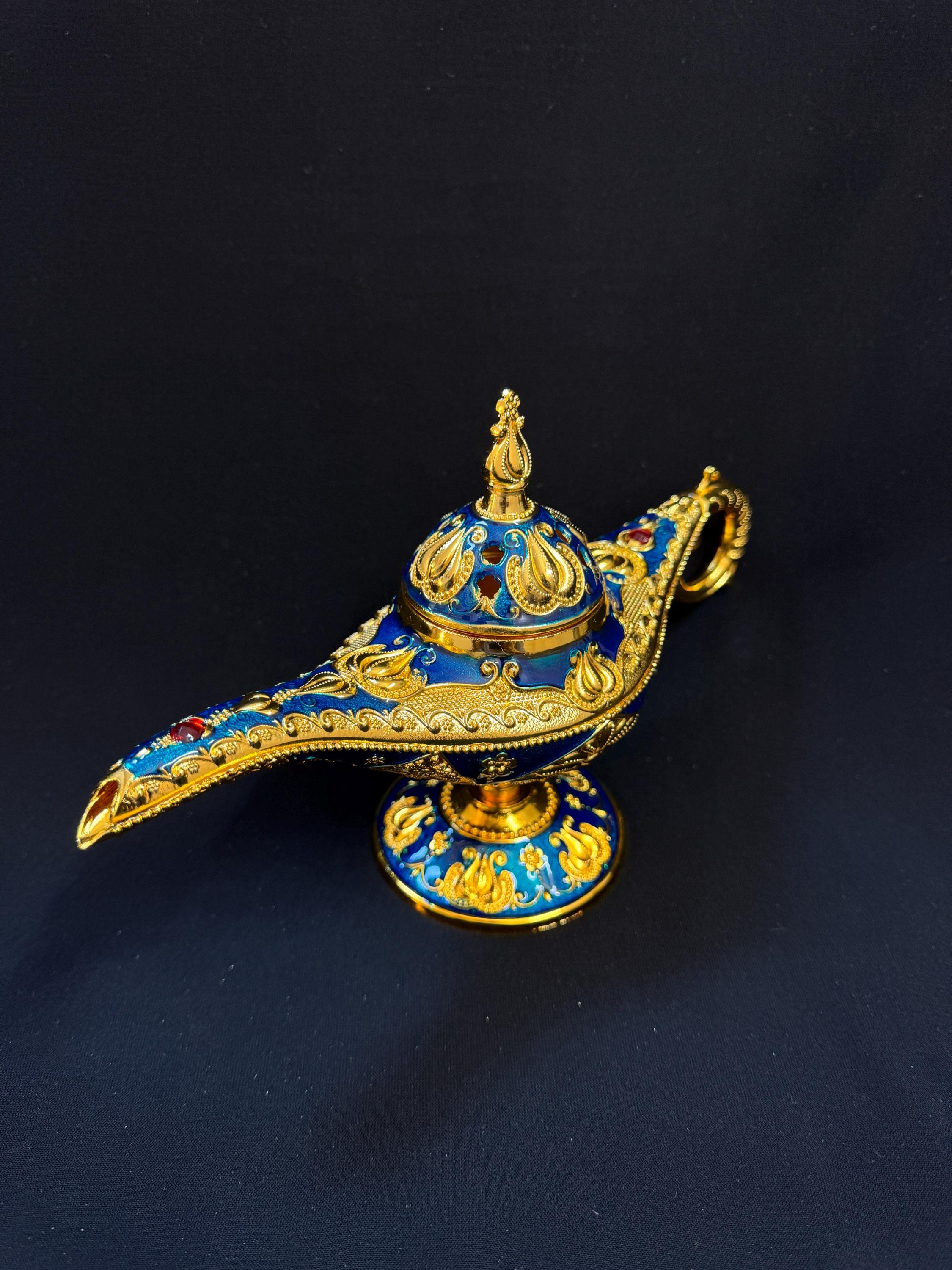 神秘的な青い精霊ランプ。ファンタジー愛好家やコレクターへの手作り