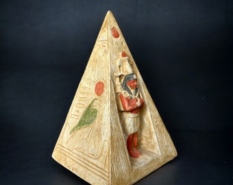 Authentiek Egyptisch piramidestandbeeld, uniek symbool van het oude Egypte, gemaakt in Egypte