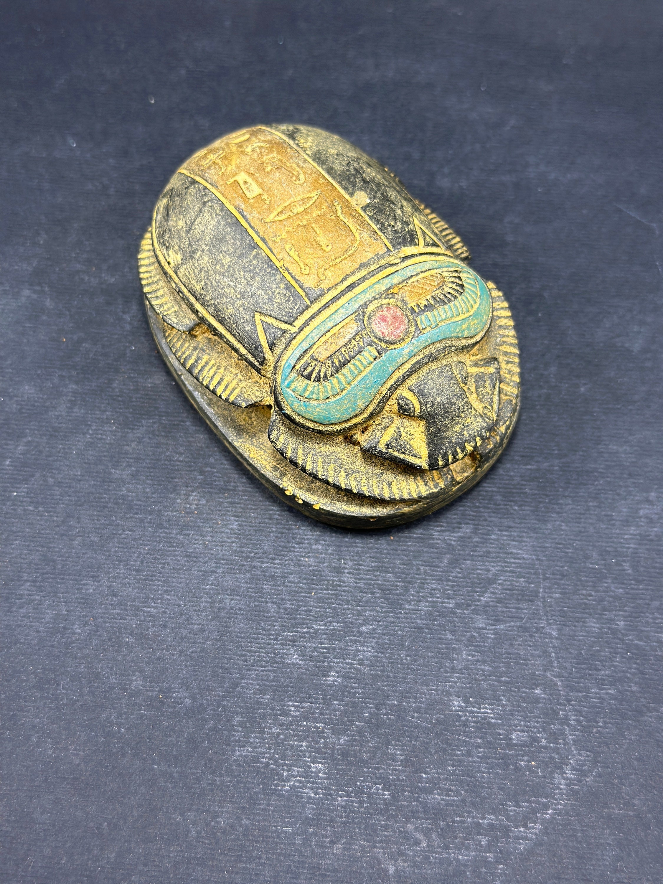 珍しいエジプトのスカラベのお守りの甲虫の重厚な石の彫刻。独特の色彩