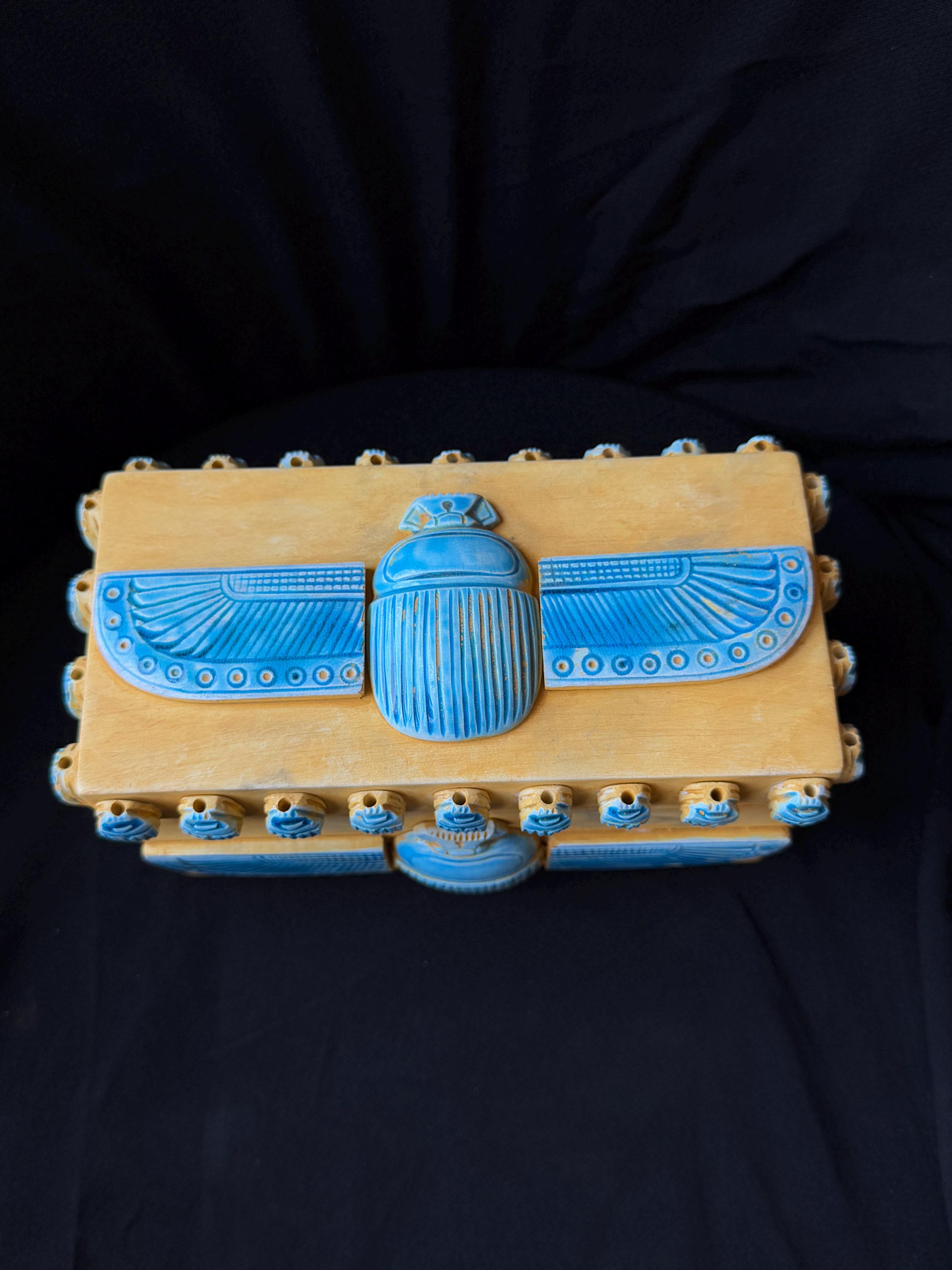 エジプトのスカラベの宝箱とカノプス壺 - 青と金の古代エジプトの記念