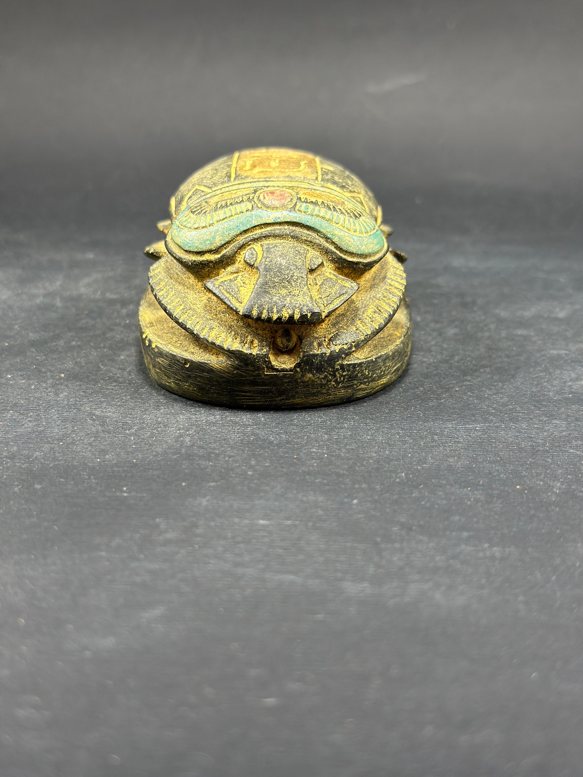 珍しいエジプトのスカラベのお守りの甲虫の重厚な石の彫刻。独特の色彩