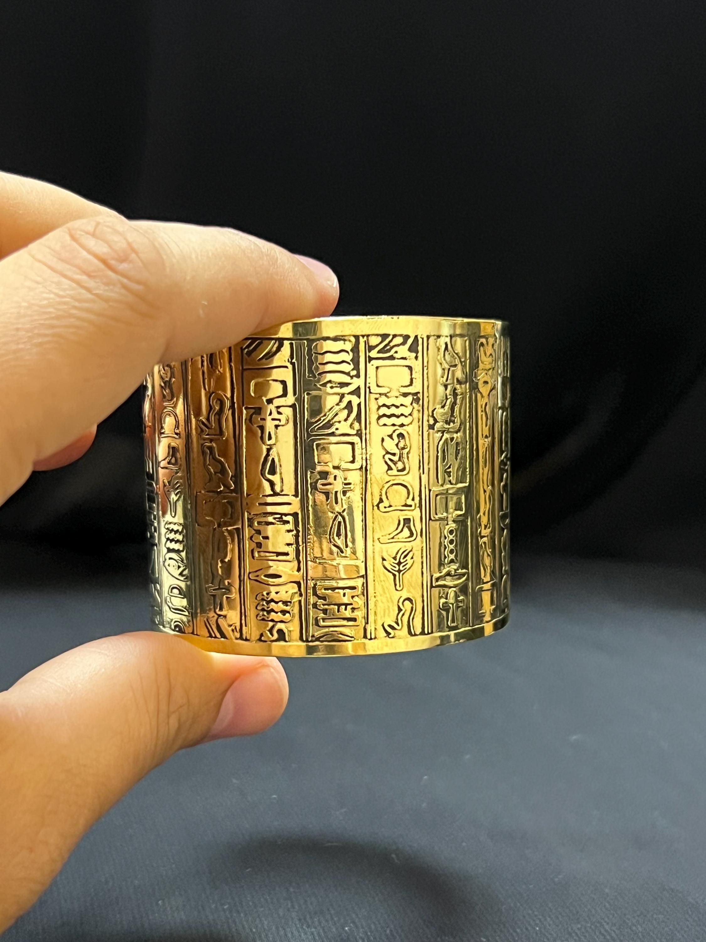 黄金のエジプト象形文字カフブレスレット | 幅広のファラオ風バングル 
