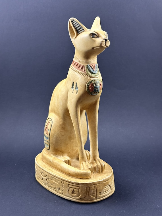 エジプトの女神猫の像。胸にホルスの目、側面に象形文字がある