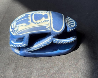 手彫りの青いスカラベの置物：エジプトの象形文字の石の遺物 - Etsy 日本