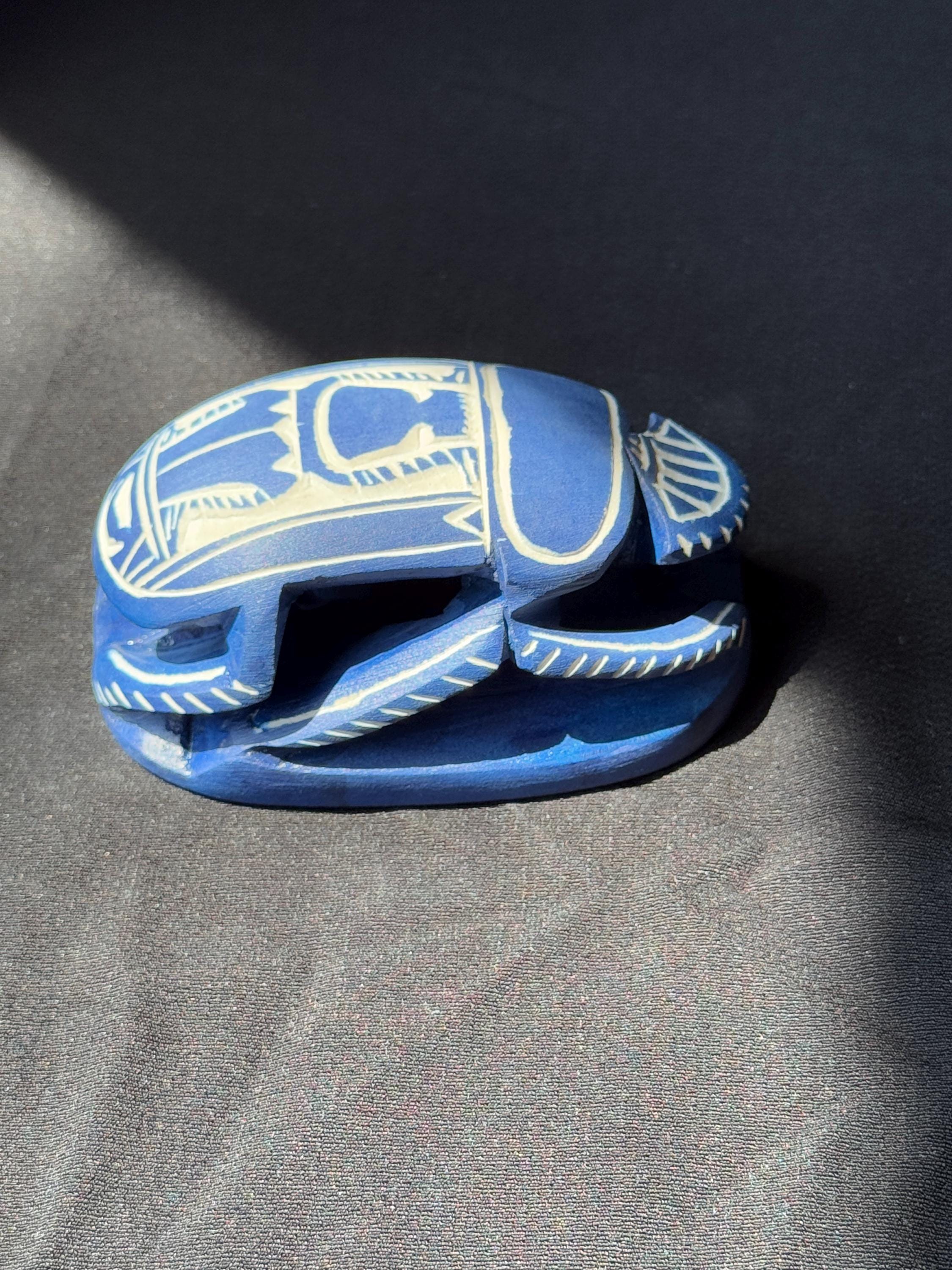 エジプトの青いスカラベとヒエログリフ – 再生、保護、そして力の象徴