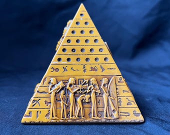 エジプトで作られた象形文字の彫刻が施されたエジプトの黄金の