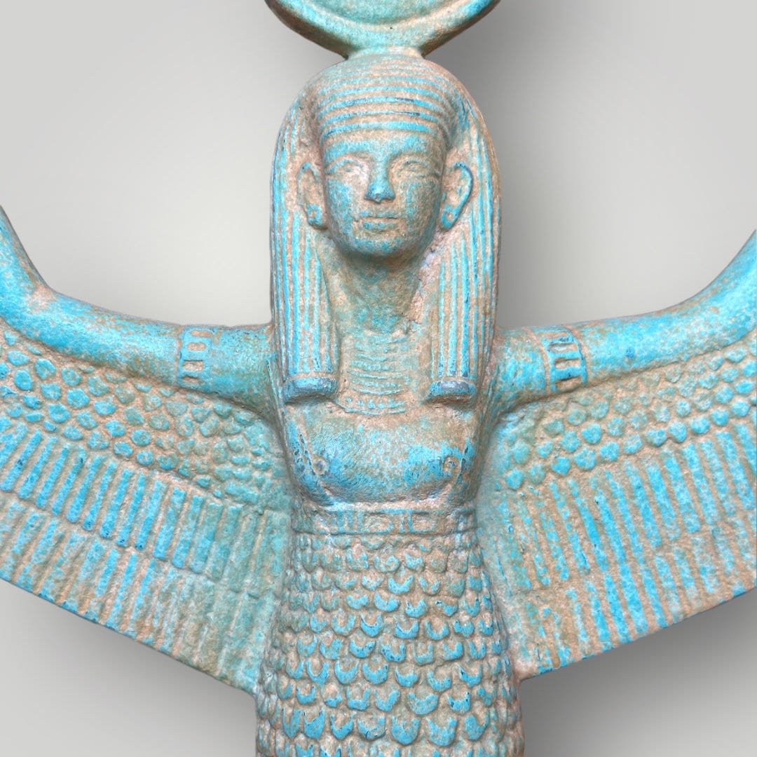 マアト - 翼を広げたエジプトの女神マアトの像 真実、正義、保護、宇宙