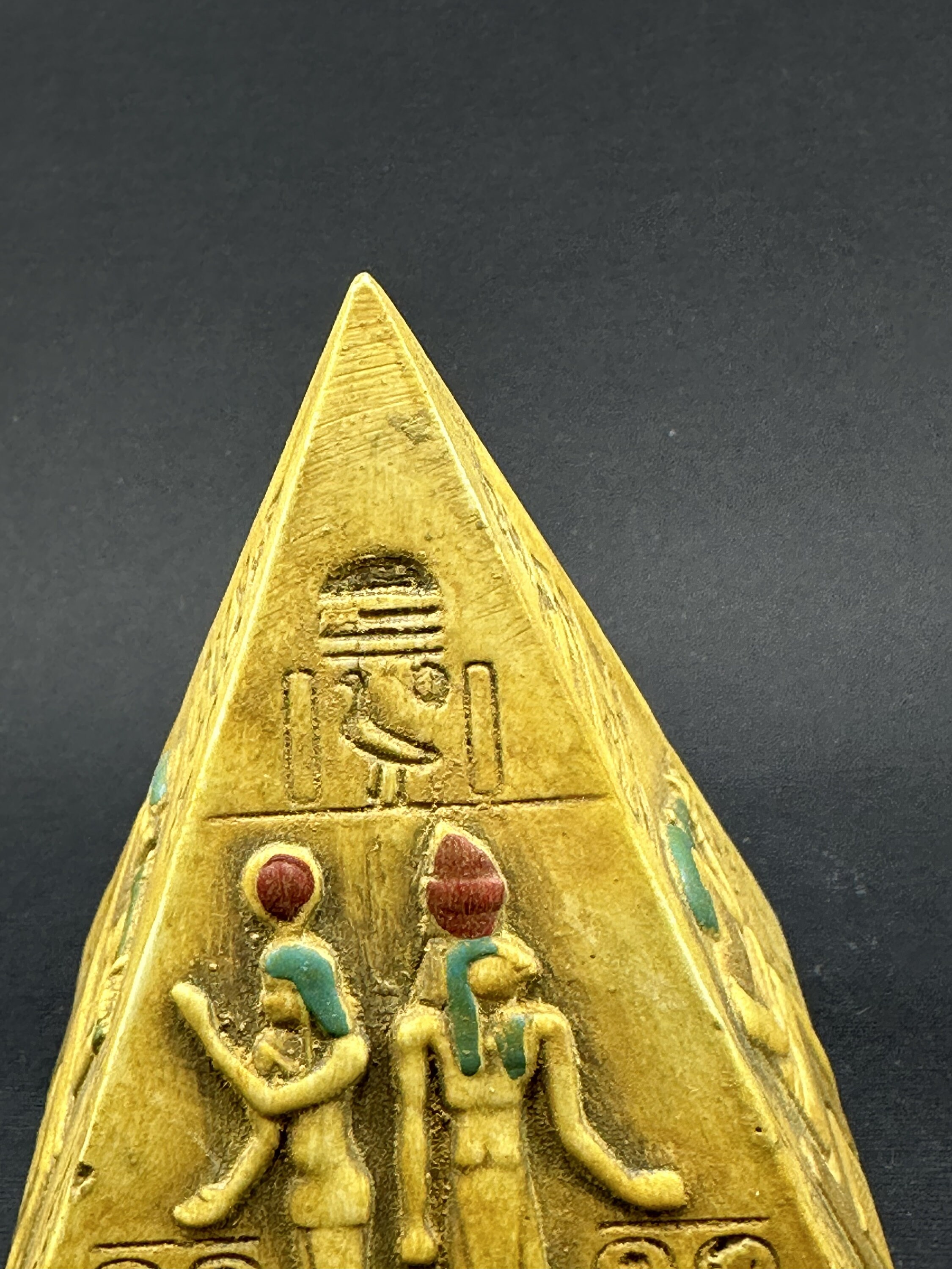 本物のエジプトピラミッド像。古代エジプトのユニークなシンボル。ギザ