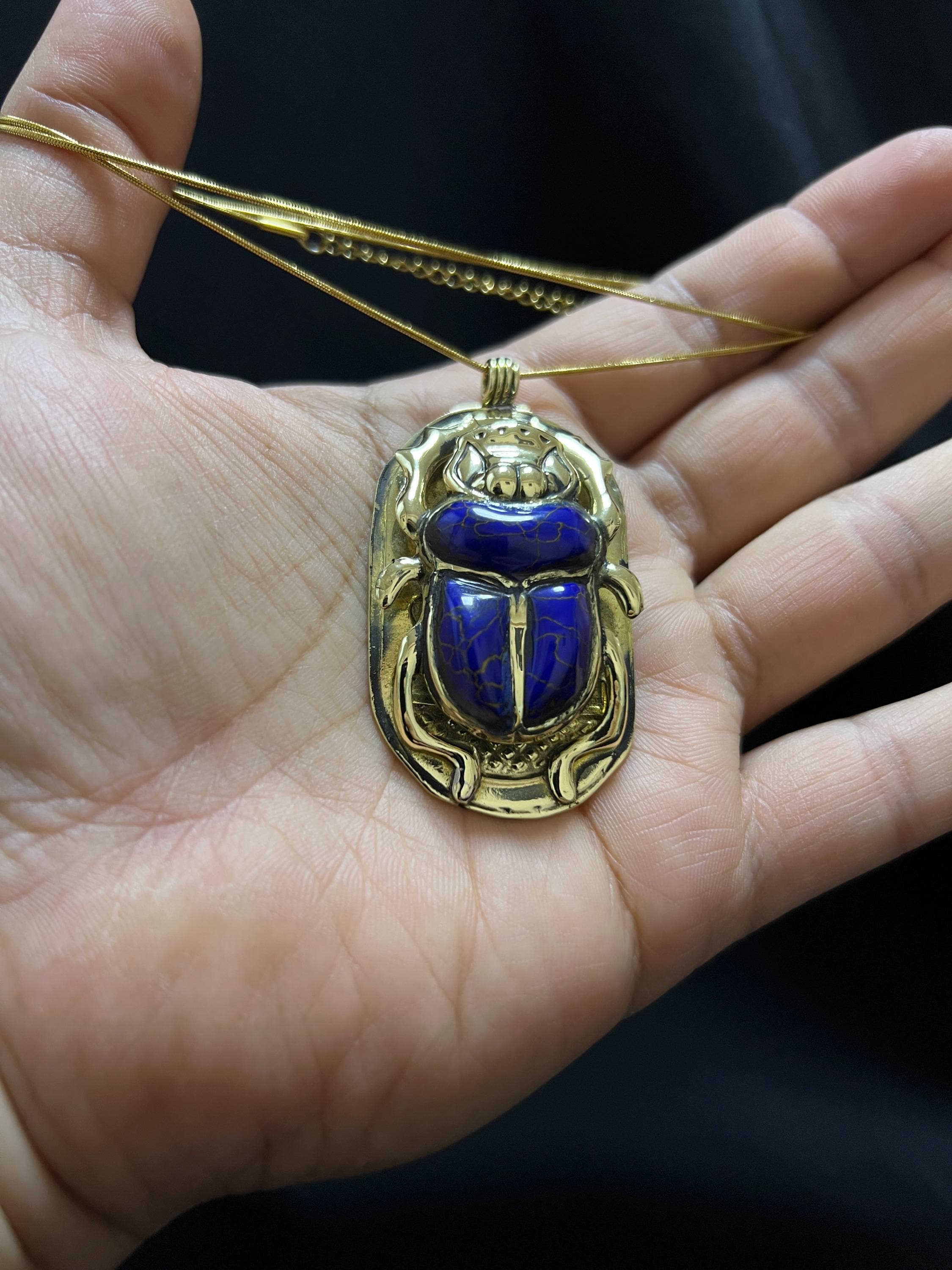 エジプトのスカラベペンダントネックレス – 金色の真鍮と青いエナメル
