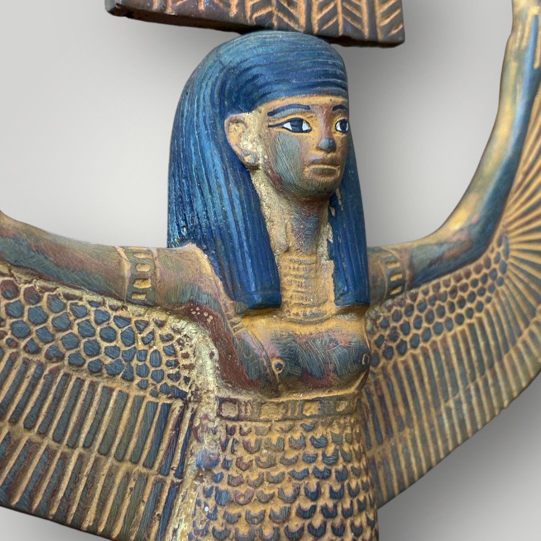 エジプトの女神マアトの翼を開いた像 正義の女神 真実、正義、保護