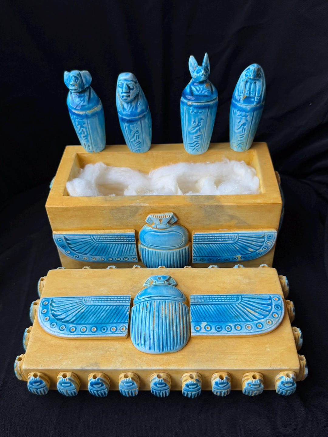 エジプトのスカラベの宝箱とカノプス壺 - 青と金の古代エジプトの記念