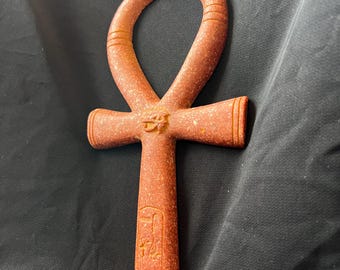 赤い石のエジプトのアンク - 象形文字の生命の鍵のシンボル - 象形文字