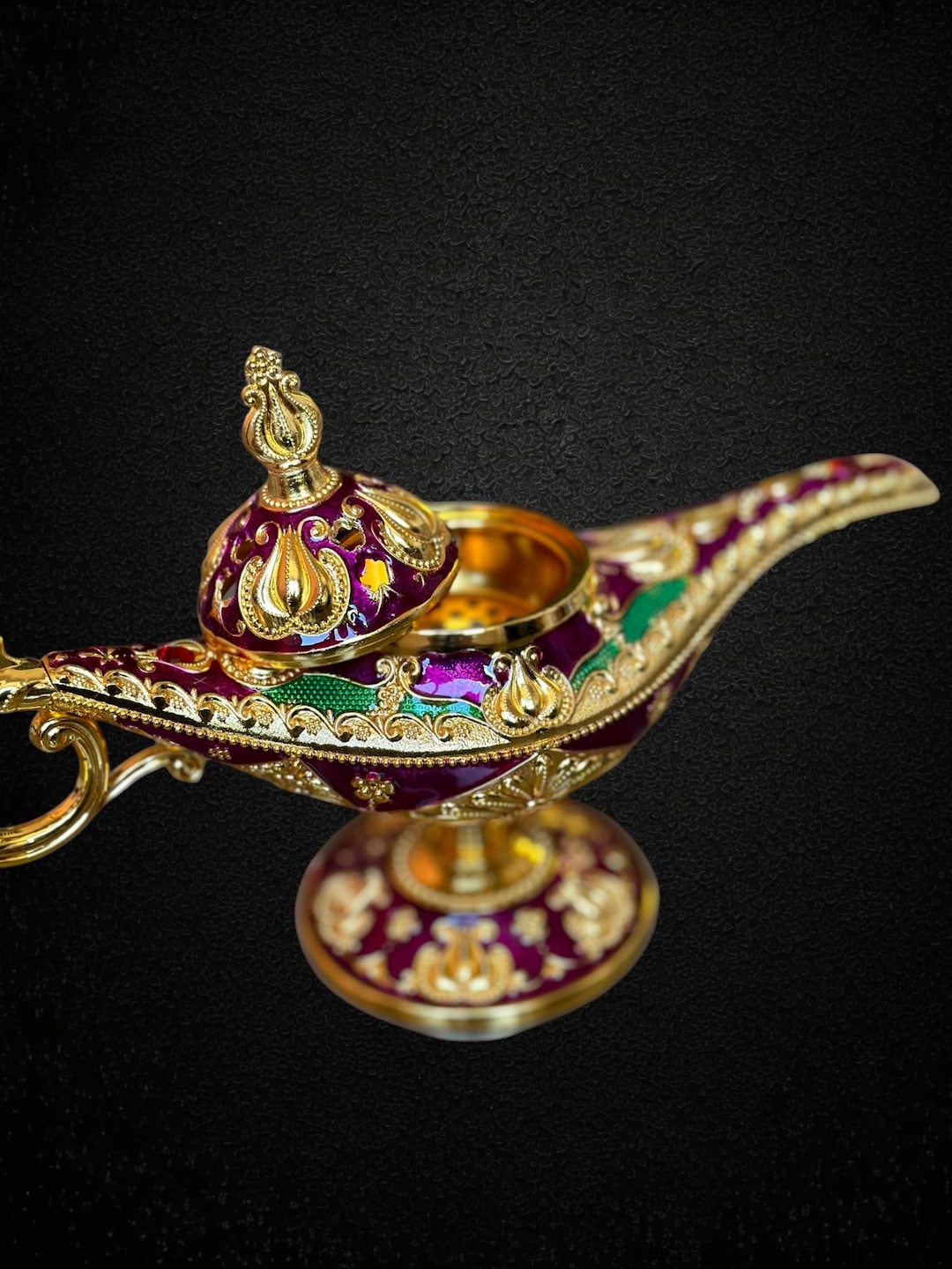 金色に紫色で装飾されたアラジン ランプ。エジプト製の結婚式用
