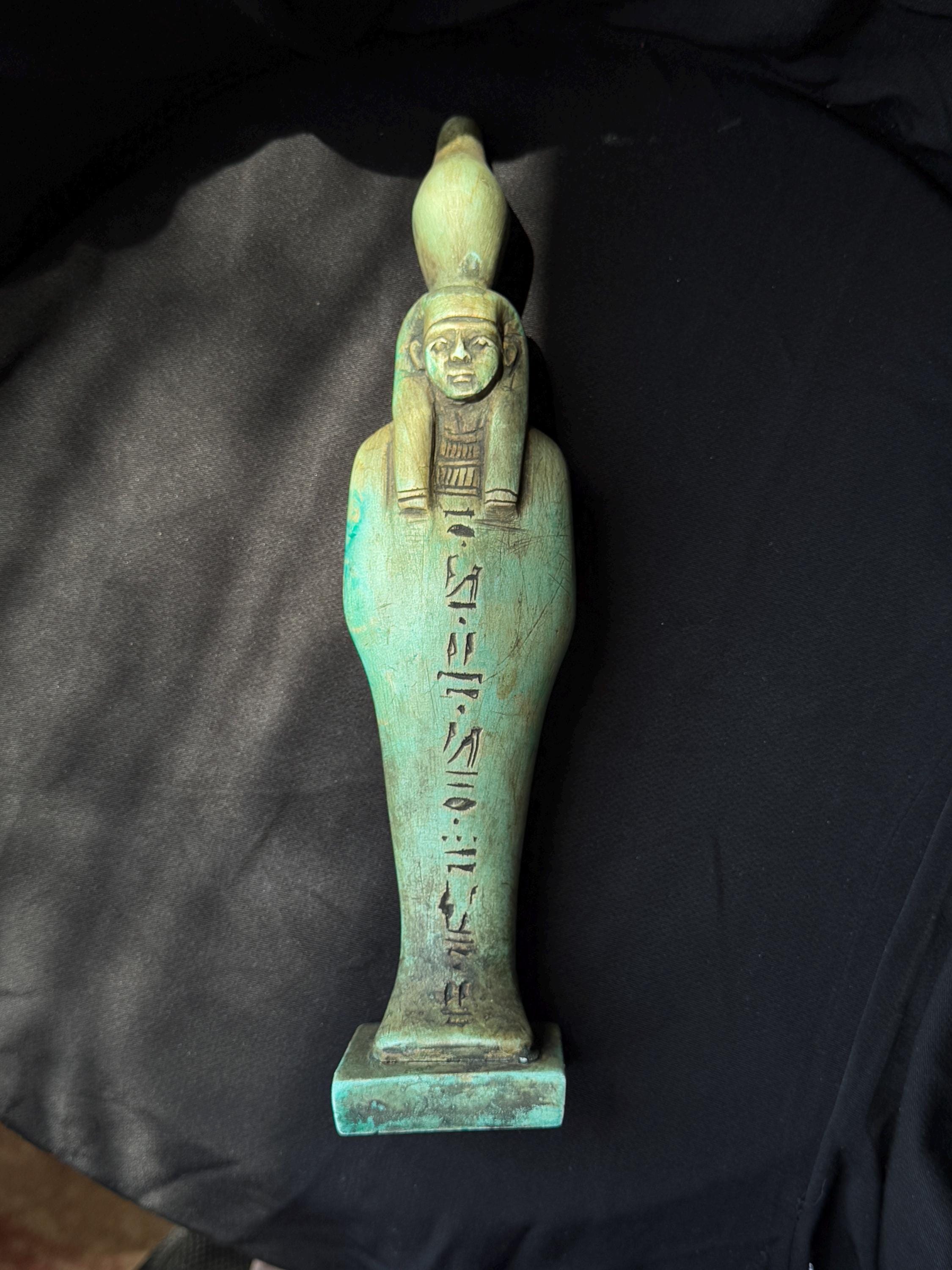 古代エジプトの来世の神オシリス像、緑色の緑青仕上げ、象形文字が刻 