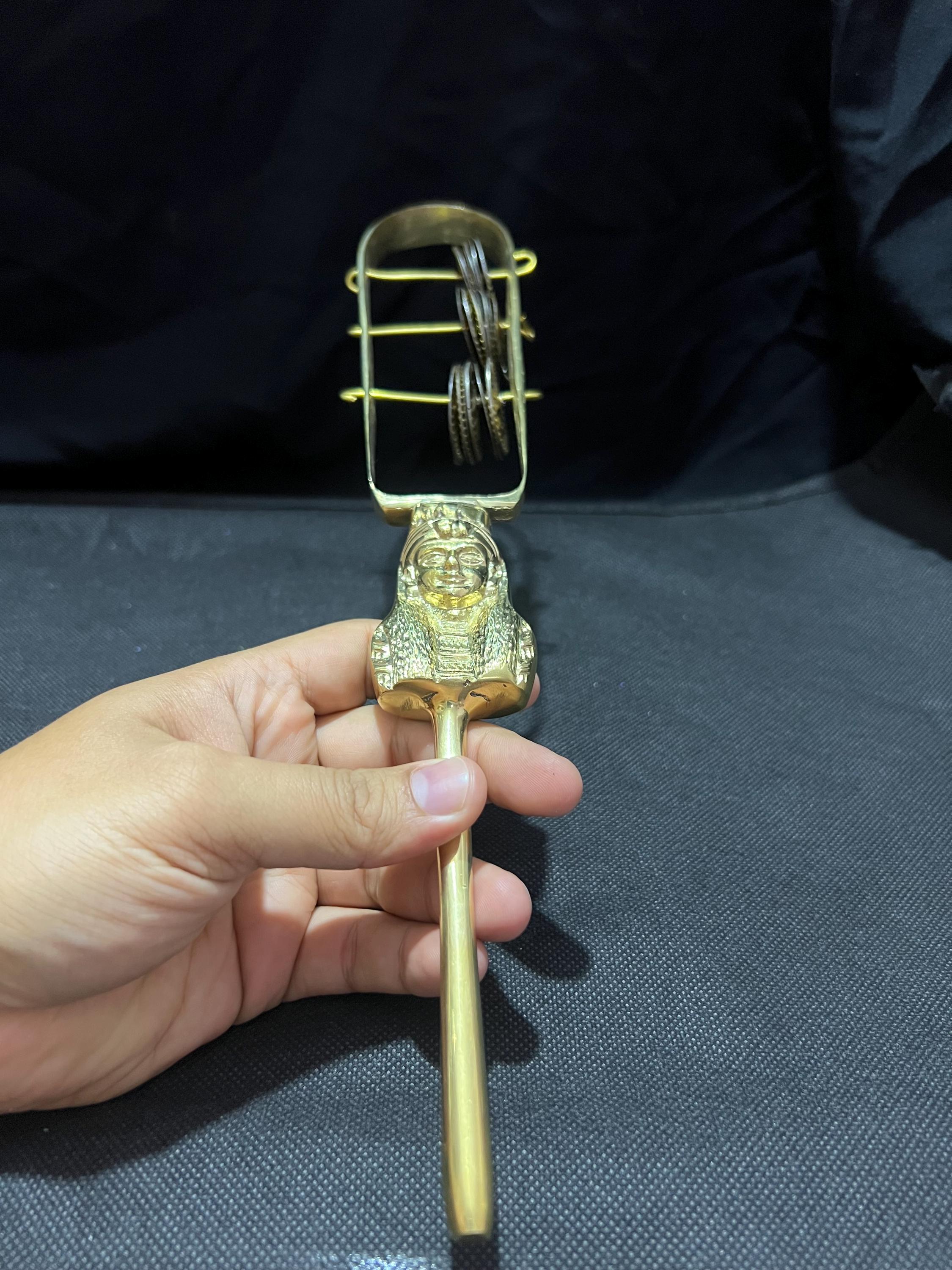 希少な銅製のハトホル女神シストラム。古代エジプトの神聖な楽器