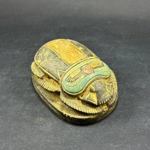 Raro amuleto egipcio de escarabajo, escultura de piedra pesada con símbolos mitológicos de distintos colores, adorno sagrado hecho en Egipto