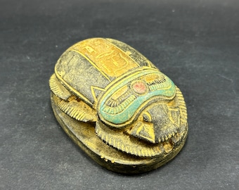 小さな珍しいエジプトのスカラベのお守りのセット。カブトムシのライト