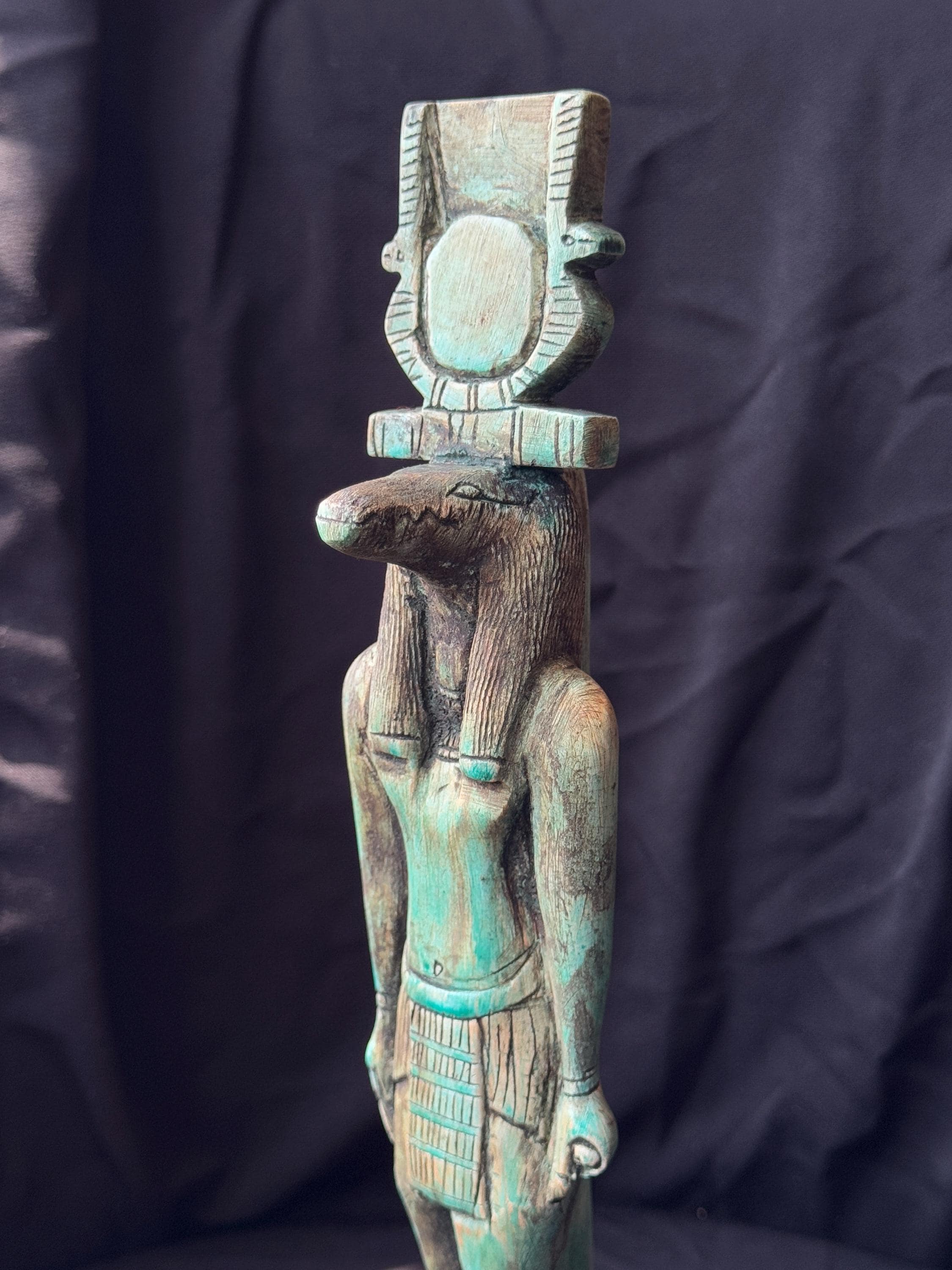 ソベックの太陽の円盤の王冠を持つエジプトのワニの神の像 - 手作りの