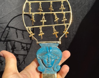 古代エジプトのシストラム楽器のユニークで強力な手作りのお守り