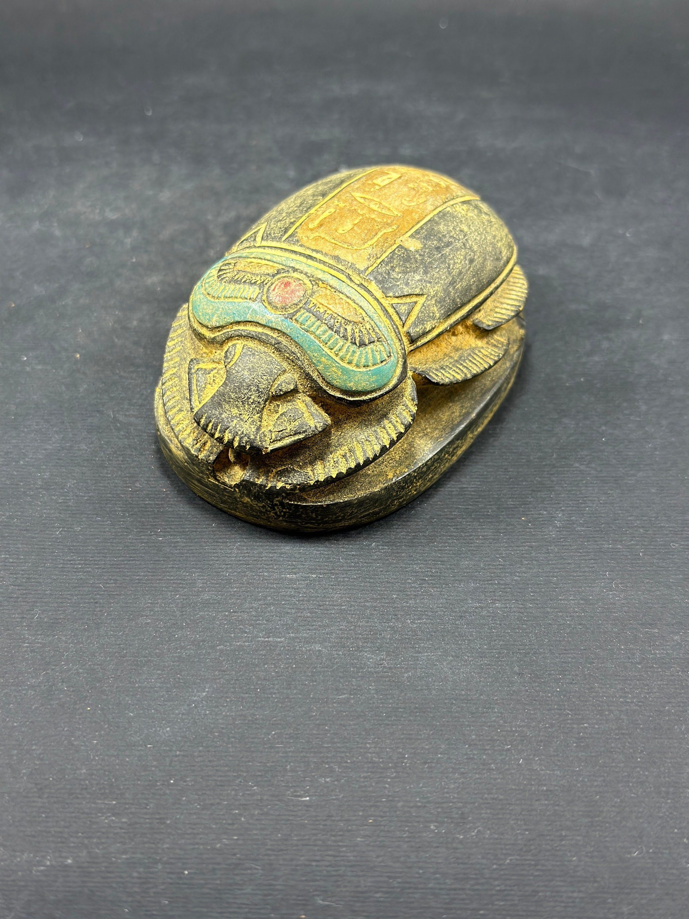 珍しいエジプトのスカラベのお守りの甲虫の重厚な石の彫刻。独特の色彩