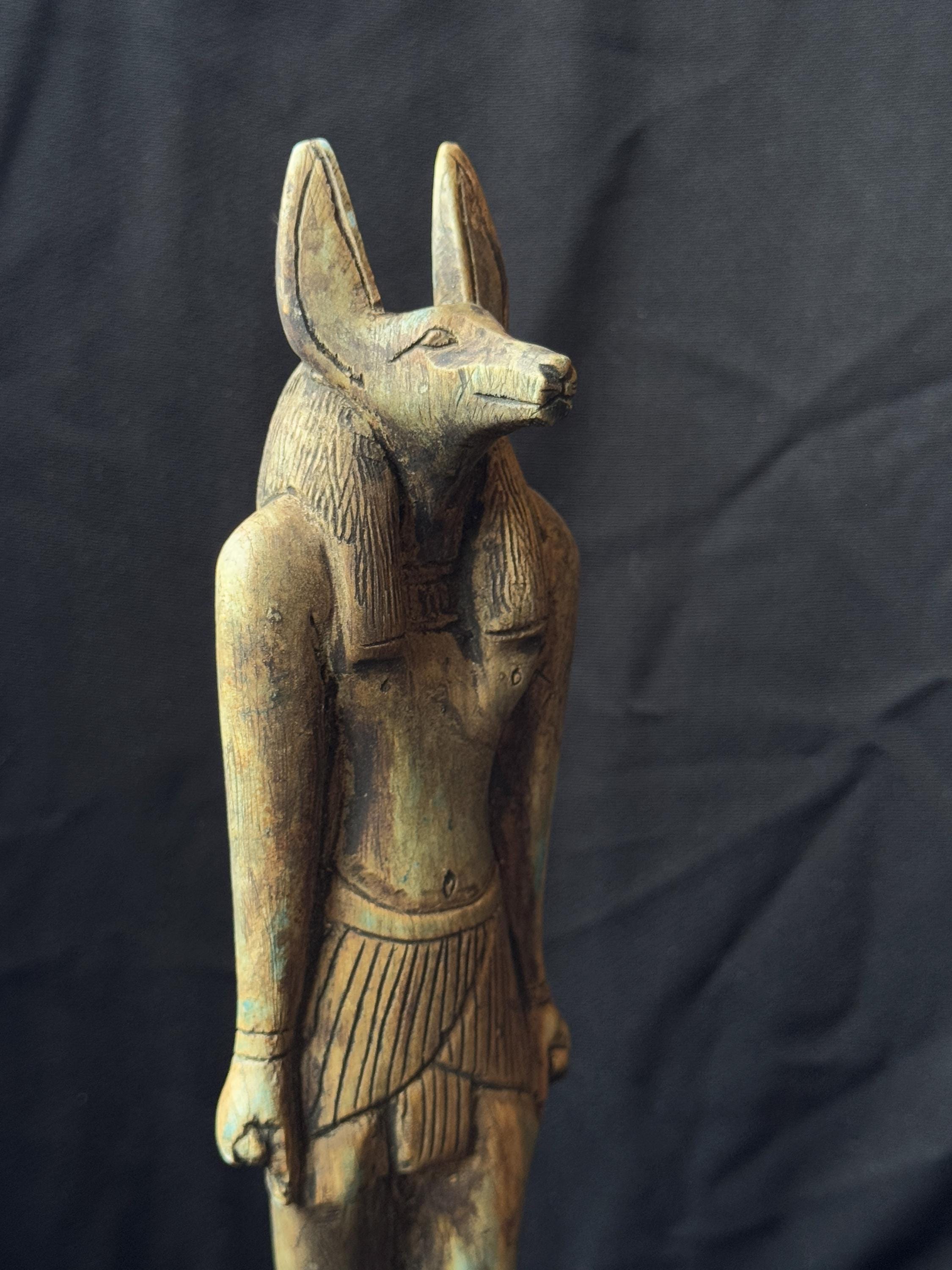 ジャッカルの頭を持つ茶色のアヌビス像 - エジプトの死者の神の彫刻