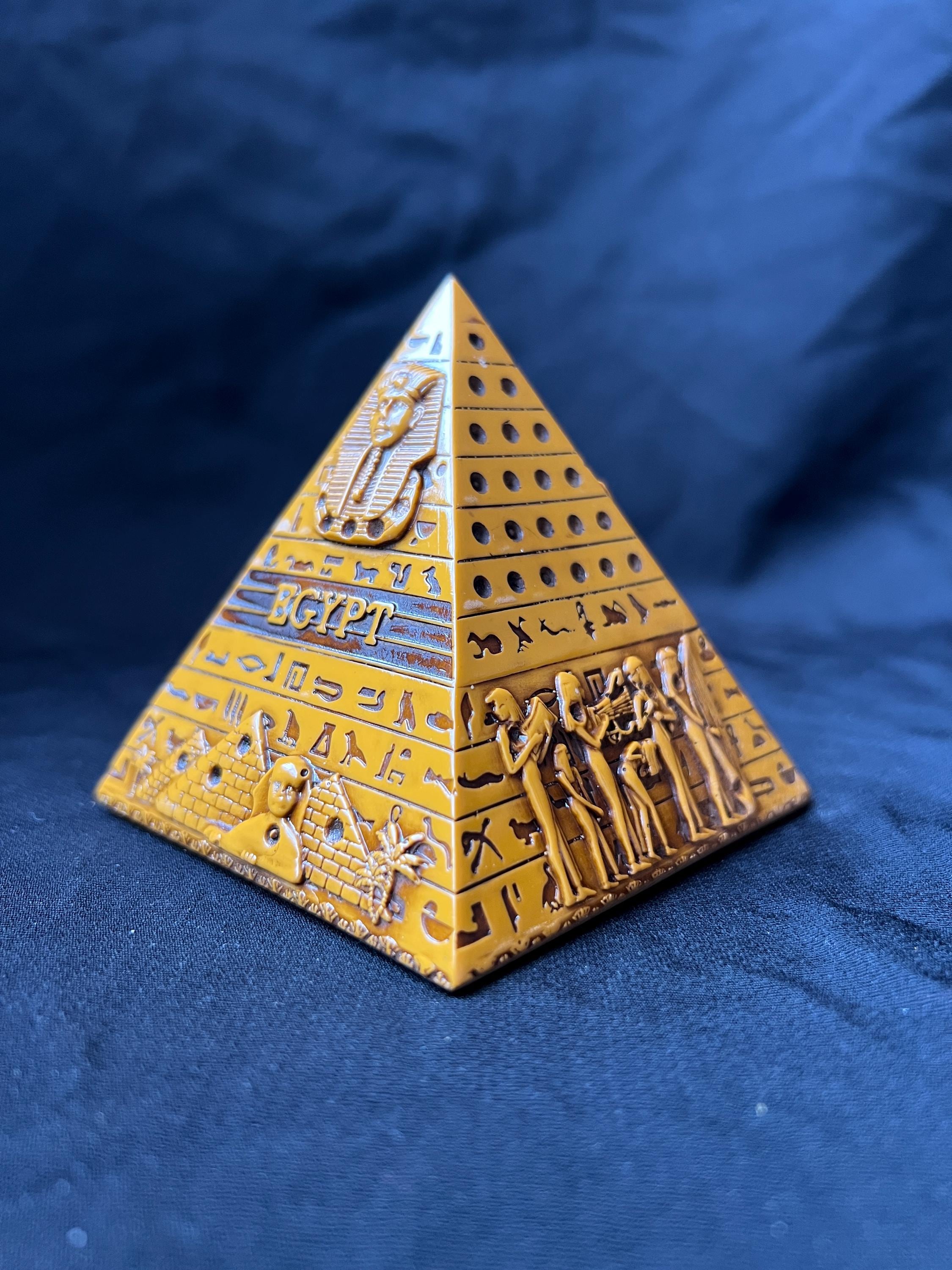 エジプトで作られた象形文字の彫刻が施されたエジプトの黄金の