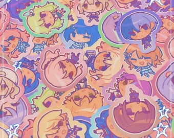 Peut inclure: Un ensemble d'autocollants colorés représentant des personnages de style anime dans diverses poses. Les autocollants présentent une palette de couleurs pastel avec des nuances de rose, de bleu, de jaune et d'orange. Le texte "SHIROPLUSHIC SHOP!" est visible.