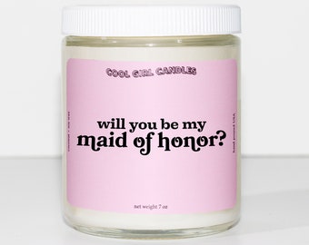 Könnte beinhalten: Ein weißes Kerzengefäß mit einem rosa Etikett, auf dem "COOL GIRL CANDLES" und "will you be my maid of honor?" steht. Die Kerze wiegt 7 oz.